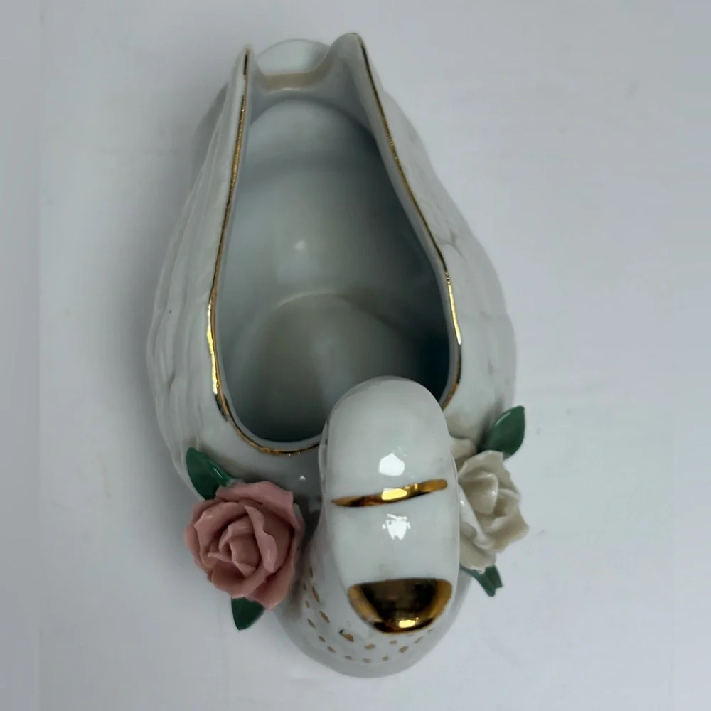 Vintage Elegant Swan Ceramic Vase with Pink Rose Accents